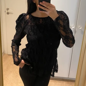 Spets blus - Super fin spets blus med insydd linne under, använd fåtal gånger. 