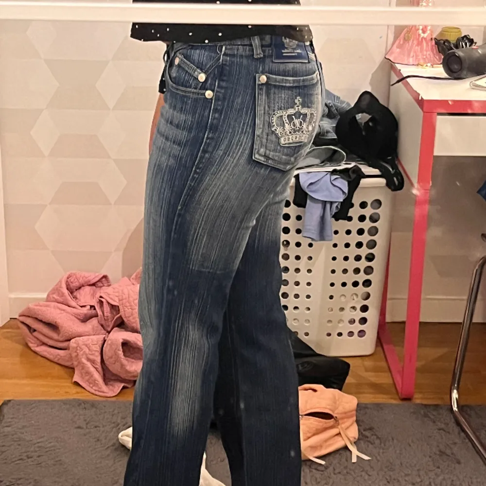 Säljer mina fina Victoria Beckham jeans. Inga slitningar och tyget är i så fint skick. Dessa jeans är väldigt svåra att få tag på och de är i nyskick därav priset. Midja: 38 innerben: 78, jae 170. Jeans & Byxor.