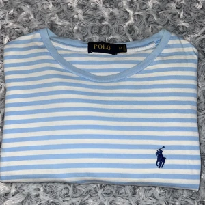 Polo Ralph Lauren stripe tshirt  - Polo Ralph Lauren striped tshirt I storlek M  Jätte bra skick använt ett par gånger 