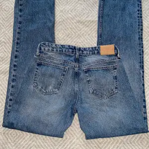 Straight leg lowrise jeans från Weekday i modellen low arrow! Säljer då de är för korta på mig, köptes för 1 år sedan. Innerbenslängd -84 cm 🩶 Bara att skriva om du undrar något! 