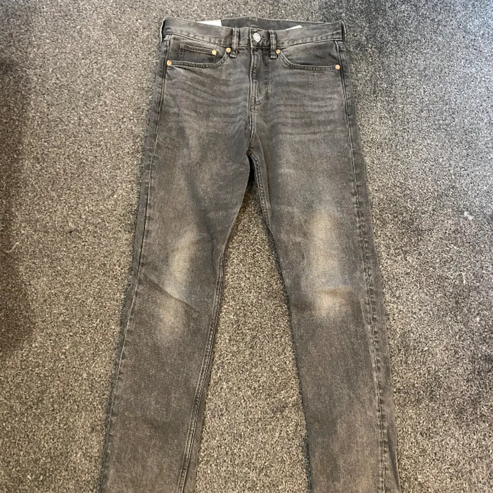 Säljer mina sjukt snygga jeans från Hm. Storlek 29/32, modell slim fit. Helt felfria jeans då jag inte använt dem. Köpte fel storlek sen blev de liggandes i garderoben. Finns i Stockholm för att mötas upp, kan även frakta. . Jeans & Byxor.