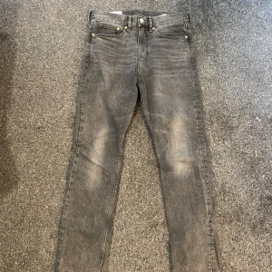 Slim fit jeans  - Säljer mina sjukt snygga jeans från Hm. Storlek 29/32, modell slim fit. Helt felfria jeans då jag inte använt dem. Köpte fel storlek sen blev de liggandes i garderoben. Finns i Stockholm för att mötas upp, kan även frakta. 