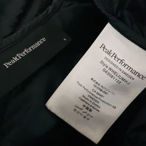 Peak Performance Helium lightweight Jacket  - Klassisk Peak-jacka, ord.pris ca 2700.00. Varm lättvikts täckjacka. Dam Stl S. Svart. Lite slitage i huvan.