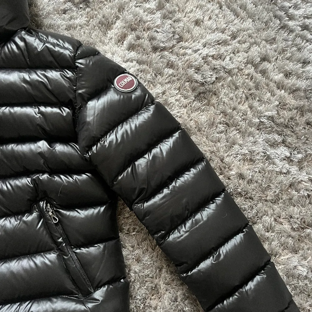 svart colmar jacka köpt förra vintern,  knappt använd så ser ut som ny❤️köpt för 3996 på zalando och säljer för 2500 då den knappt är använd🥰kontakta för fler bilder. Jackor.
