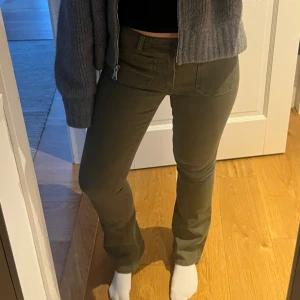 Gröna jeans - Gröna jeans från stradivarius! Såå fina och bekväma men lite för småa för mig. Använda 1 gång💕