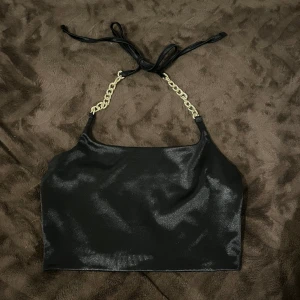 Topp - Topp i sammet med kedje detaljer på banden 