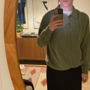 Grön stickad tröja med krage  - Grön stickad tröja med krage. Från märket Dockers. Väldigt skönt material och väldigt bra passform på mig som är 178. Köpt second-hand