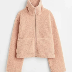 Teddyjacka svart!  - Säljer min fina slutsålda teddyjacka från hm. Den är svart och storlek xs, köptes i slutet av oktober men i toppenskick. Skriv privat för egna bilder. Köptes för 229 kr men helt slutsåld! ❤️