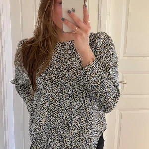 Blus h&m - Säljer denna jättefina blusen från h&m, då den inte kommer till användning. Är i super fint skick och endast använd 2-3 gånger! 💓✨