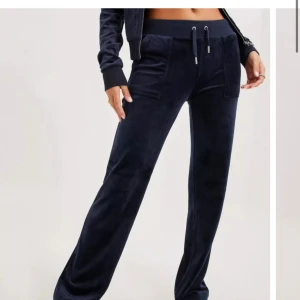 Juicy couture byxor  - Jättebra skick, nypris 1199kr. I färgen ”night sky” mörkblå. Lite av den silvriga färgen på snöret som slits bort men annars jättefina  
