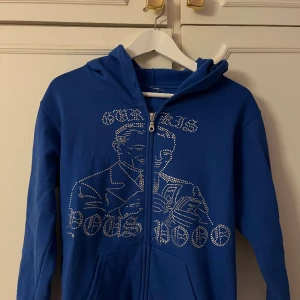 Gurkis hoodie  - En snygg rhinestone häzip hoodie ifrån gurkis, den är i väldigt bra skick och är i storleken XS/S passr någon som är runt 160- 175. Nypris är runt 600kr 