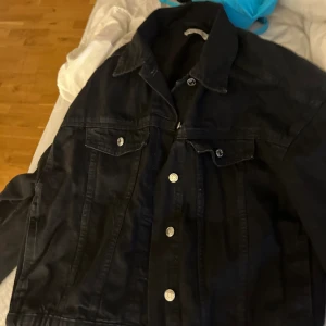 Jeans jacka  - Säljer denna snygga jeans jacka ifrån Gina då den är för liten.  Den är i storlek xs och har inga fläckar eller hål.  Om du har någon fråga så är det bara att skriva.