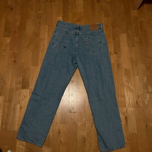 Levis stay loose  - W:33 L:32 Säljer ett par helt oanvända Levis stay loose då jag köpte de i fel storlek 