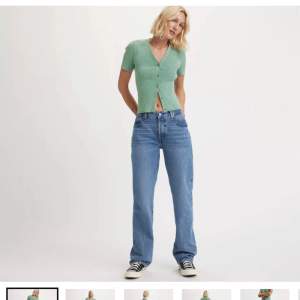 Nästan oanvända Levis jeans, modell 501 90s! Bara inte min stil, fråga för fler bilder Säljer exakt samma i grått också! Nypris 1249kr