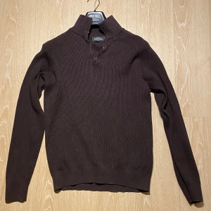 Half zip tröja  - Half zip tröja från dressmann. Den är i lite tunnare material. Jättesnygg! 