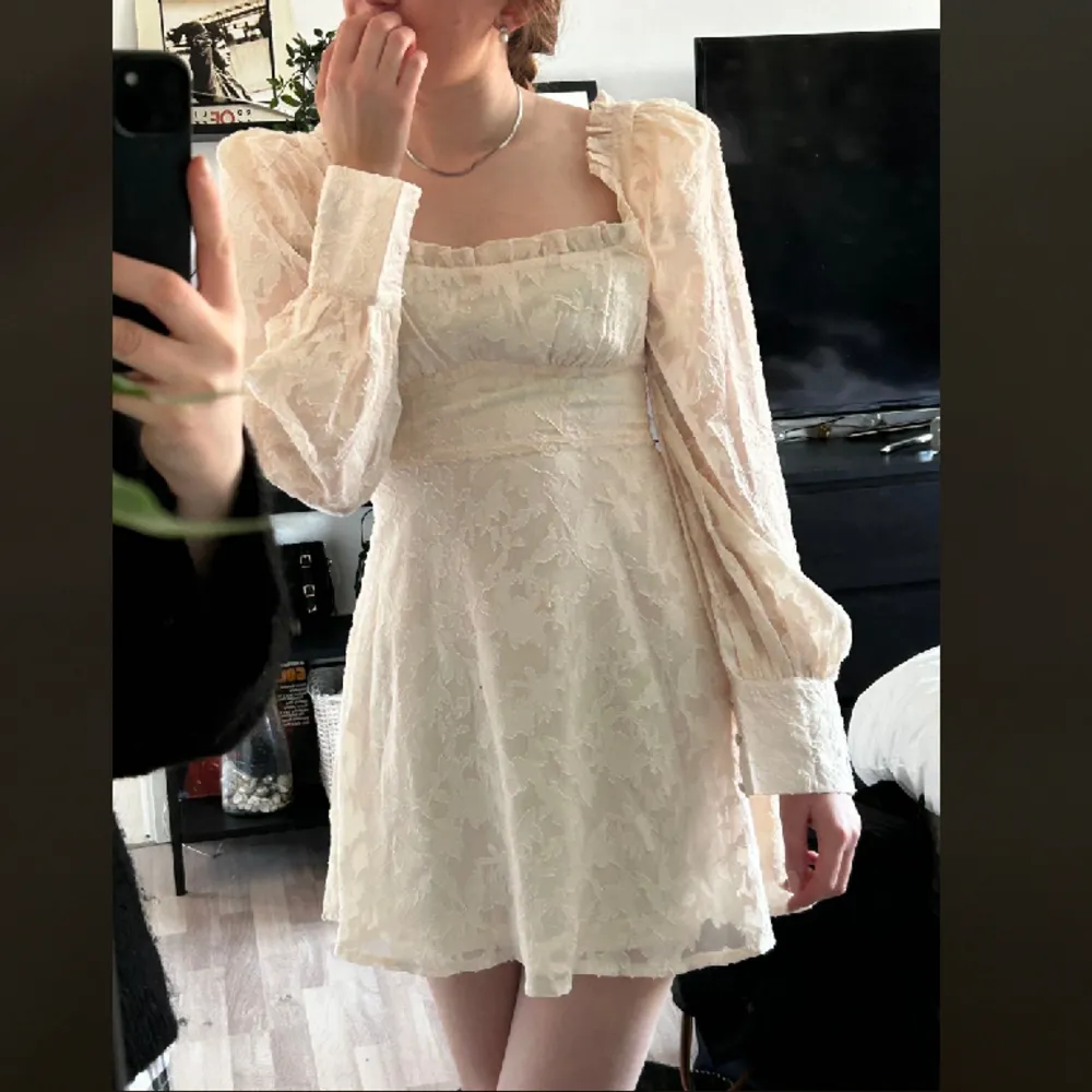 Hej tjejer! Säljer nu denna helt nya endast testade klänningen perfekt till studenten. Den är lite beige aktig och drar mot det champagnefärgade hållet, en unik färg😍 köptes för runt 500kr. Klänningar.