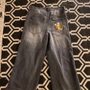 Jnco style jeans - Ett par jaded jeans med en patch som sitter lite löst.  Pris kan diskuteras 🤙🤙🤙