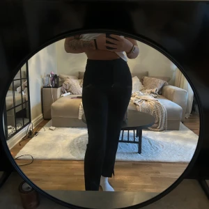 Kostymbyxa  - Kostymbyxa med slits fram från NAKD storlek 38, bra skick men lite noppriga vid midjan där av de låga priset!