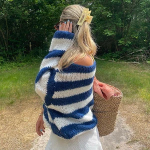 design by si tröja - jättefin stickad tröja från design by si. Nyskick och har prislappen kvar💓💞💗kan tänka mig byta mot andra kläder också eller en goyard liknande väska!!!!priset kan diskuteras