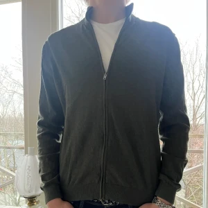 Fullzip Mango - Säljer denna riktigt snygga fullzip från Mango! Använd mycket sparsamt så är i ett fint skick. Hör av dig vid fler frågor eller funderingar!