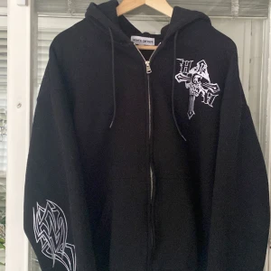Svart Heaven can Wait zipup - Svart HcW zip hoodie, 10/10 cond använd fåtal ggr, inga tecken på användan  normal passform, strl L