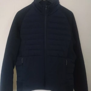 Dressmann Cardigan Jacka - Säljer denna Dressmann cardigan jackan i färgen marinrblå storlek M. Den här jackan är fodrat på kroppen och har varma fleece ärmar, en perfekt vår & höstjacka, jackan är i nyskick. Nypris 1200kr - mitt pris 700 *kan gå ner i pris vid snabb affär*