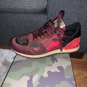 Valentino rockrunner  - Storlek 42 passé 42,5 också skriv om du är sugen. Pris kan diskuteras.