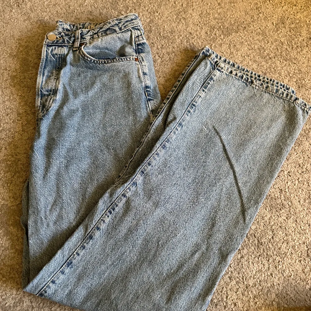Regluar Wide jeans Bik bok Never demin Storlek: Waist: 32 Length: 32 Använda men inget trasigt . Jeans & Byxor.
