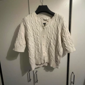 Tröja från Lindex - Säljer den här snygga kavelstickade tröjan från Lindex. Snygg nu till våren