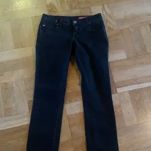 Vintage, Low waist skinny svarta miss sixty jeans från the great 00s. Storlek 28 men skulle säga dom är mer än waist 27.   