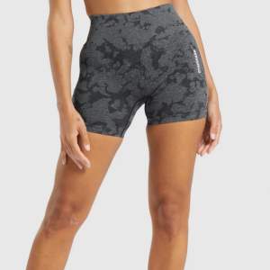 Oanvända gymshark shorts ”adapt camo” Jätteskönt tyg och seamless modell 🤌🏼 