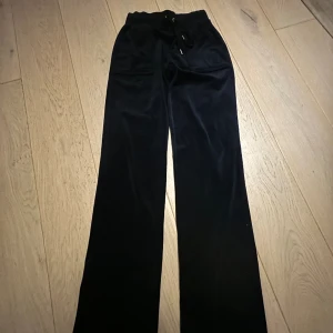Juicy couture byxor  - Juicy couture byxor för 600, Köpte för 1300 men har aldrig använts, Mörklblå storlek xxs passar som xs/s