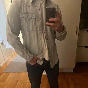 En grymt snygg overshirt från Levis! Bra skick och kommer blir perfekt nu till våren. Storlek S men kan även passa M. Har ni frågor eller vill ha fler bilder så är det bara att höra av er! 