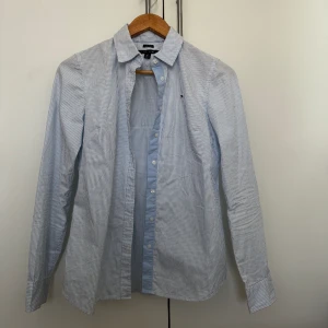 Skjorta från Tommy Hilfiger - Randig skjorta i topp skick! Använd 2 gånger 