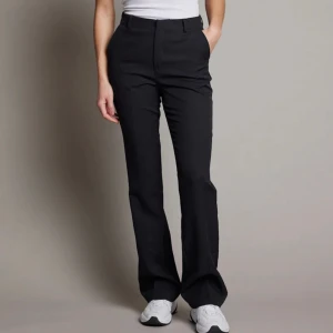 bikbok kostymbyxor - Säljer mina jättesnygga high/midwaist kostymbyxor från bikbok💕 Är 164
