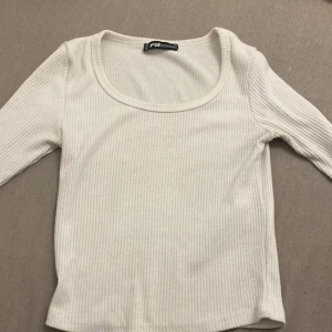 tröja - helt okej skick, Xss, skulle säga magtröja typ. färgen är vit, från newyorker 