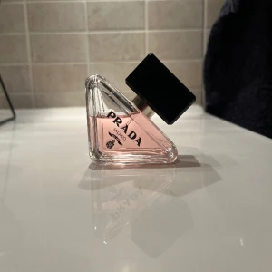 Prada paradoxe  - 30ml -nypris ca 700kr.  Inköpt december - 23.  Säljer då jag en doftade på denna innan, inte min typ av doft. 