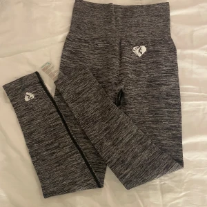 Womansbest tights  - Säljer dessa gråa träningstights, använda 2 ggr och i superfint skick 