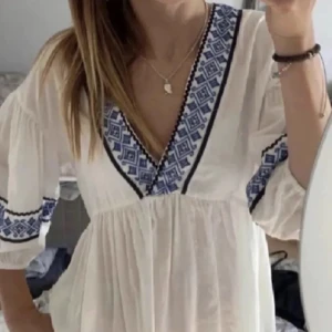 Zara blus🤍💙 - Jättefin zarablus som jag köpte på plick men den kom inte riktigt till användning, väldigt bra skick❤️(lånade bilder) 💙🤍BUDA I KOMMENTARERNA🤍💙