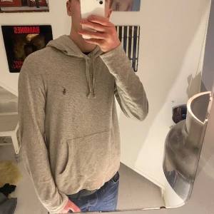 Polo Ralph lauren hoodie  - Skit najs och trendig hoodie från märket Ralph lauren! Hör av er vid frågor, mer bilder eller önskade pris! 