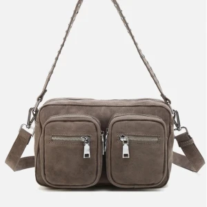 Noella väska - Säljer nu min jätte fina noella väska i beige då den inte kommer till användning, ordinarie pris 800kr💗 bra skick och sparsamt använd💗 skriv privat för fler bilder🩷