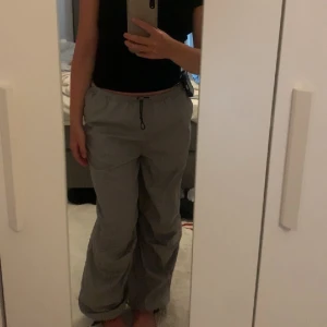 Puffiga byxor  - Nya fina pösiga byxor i tunnt tyg och resår i midjan. 🩶 lite oversize 