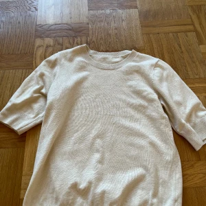Stickad t-shirt - Intressekoll på denna stickade t-shirt i krämvit/ljus beige❤️ jättebra skick! Bara att skriva om du är intresserad eller har fler frågor💕