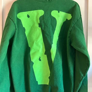 Vlone ASAP Rocky tröja - Köpte tröjan på asap rocky konserten. Har använts nån enstaka gång 10/10 skick  Storlek S 