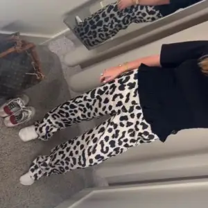 Säljer mina skit coola leopard byxor som tyvärr inte kommer tillanndning längre, knappt använda! Har vanligtvis 36 men passar mig för ville ha dom lite lågmidjade!