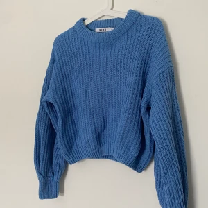 stickad tröja - Jättefin blå stickad tröja😄