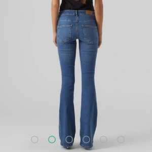 Vero Moda Lågmidjade Jeans - Säljer ungefär dessa fast i en ljusare färg💓 Pris kan diskuteras☺️