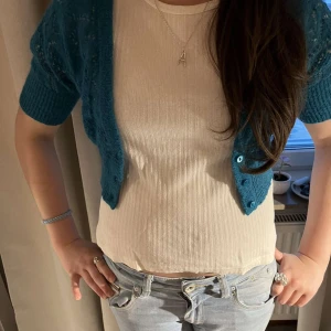 Blå bolero - Säljer denna supersöta boleron som är köpt second hand. Storlek M men sitter mer som S/XS. Sparsam använd och pris kan diskuteras!💗