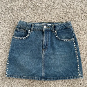 Unik jeanskjol  - Jättefin till sommaren med coola detaljer. Är i stretchigt material så passar till flera storlekar. Skriv för intresse💕