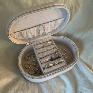 Smyckeskrin och smycken - Säljer ett jättegulligt smyckeskrin med smyckerna på bilden. (12 ringar, 3 par örhängen, 2 armband)